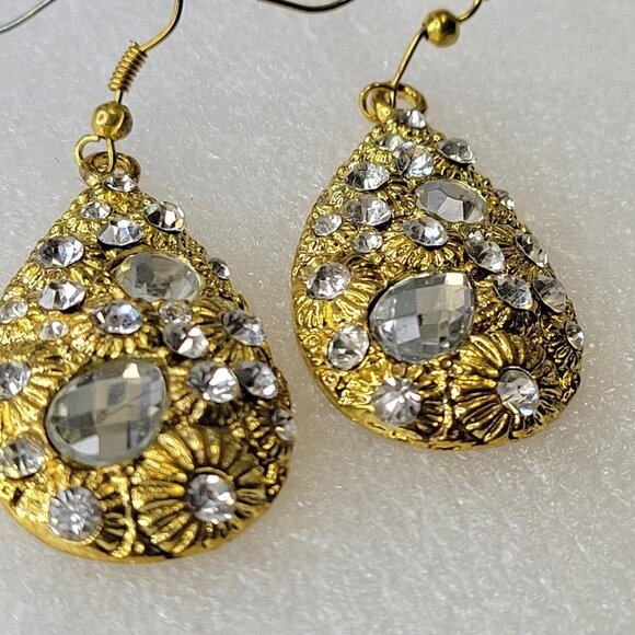 Gold Tone Oval Earrings with embedded Glittering Clear Fashion Crystal Stones - Picture 11 of 13